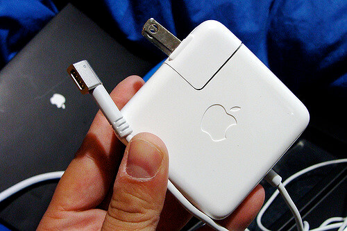 Compruebe el cable del cargador